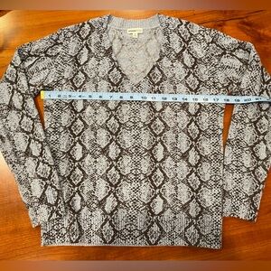 Minnie Rose Cashmere V Neck Sweater in Light Blue and Grey